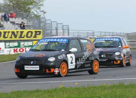 Per Poulsen og Henrik Larsen følges pænt ad i Clio Cup mesterskabet, hvor de nu ligger på henholdsvis første og tredje pladserne. (Foto: Motorsporten.dk)